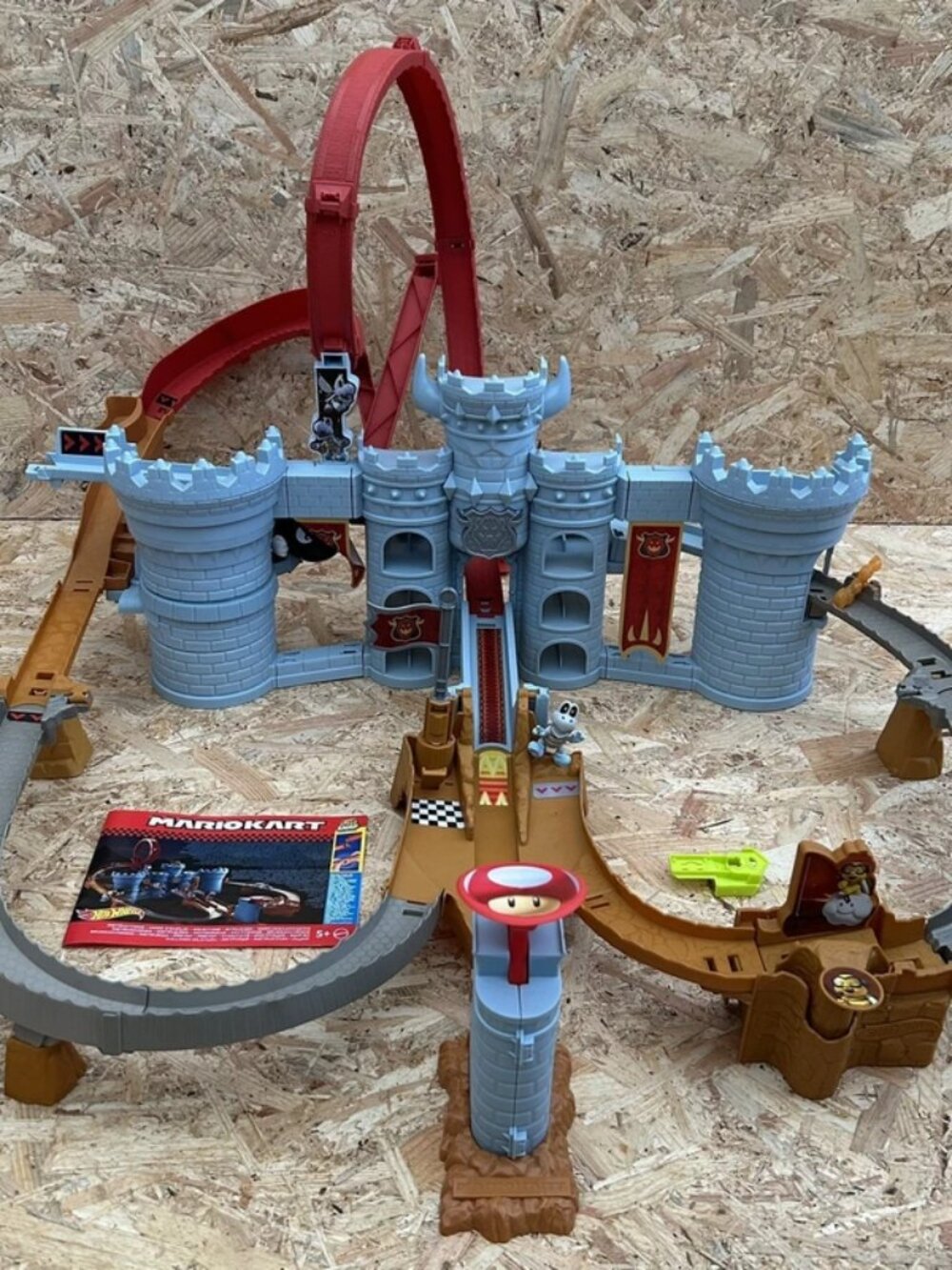 Hot Wheels Mario Kart Bowsers Castle Raceway Track Set Complete Unboxed